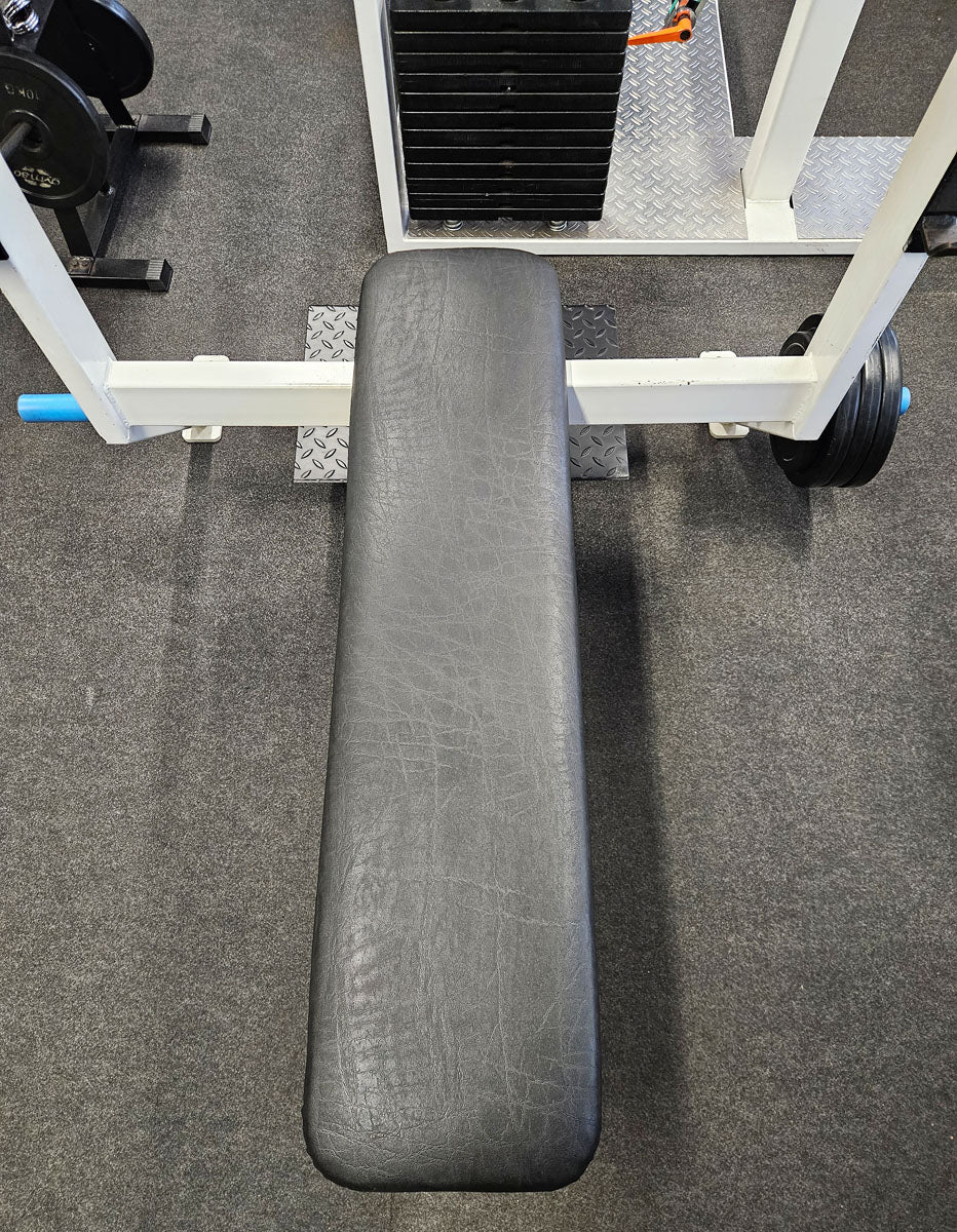 Flachdrückerbank mit Ablagen für Bankdrücken, Benchpress, Oldschool Bodybuilding, Rahmenfarbe Weiß, gebraucht mit Gebrauchsspuren