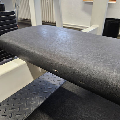 Flachdrückerbank mit Ablagen für Bankdrücken, Benchpress, Oldschool Bodybuilding, Rahmenfarbe Weiß, gebraucht mit Gebrauchsspuren