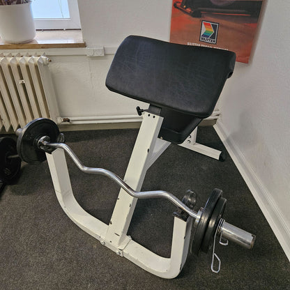 Scottcurl, Bizepsbank, SZ Curls, Rahmenfarbe Weiß, gebraucht mit Gebrauchsspuren