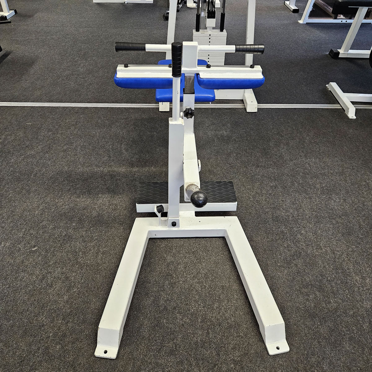 Jimsa Wadenmaschine Plate loaded 50mm, Seated Calf Raise, Rahmenfarbe Weiß, gebraucht und geprüft mit kleinen Gebrauchsspuren
