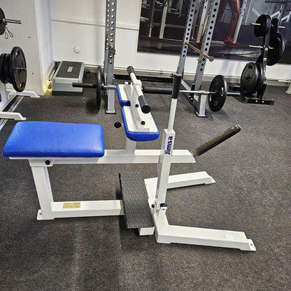 Jimsa Wadenmaschine Plate loaded 50mm, Seated Calf Raise, Rahmenfarbe Weiß, gebraucht und geprüft mit kleinen Gebrauchsspuren