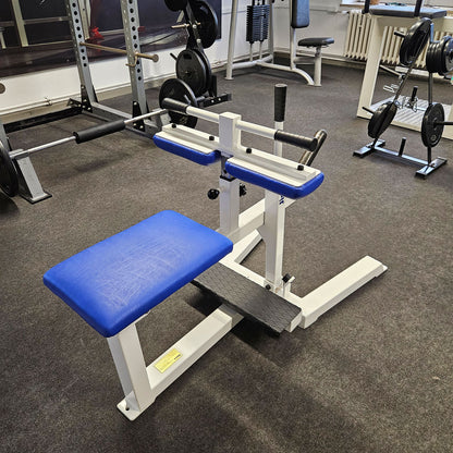 Jimsa Wadenmaschine Plate loaded 50mm, Seated Calf Raise, Rahmenfarbe Weiß, gebraucht und geprüft mit kleinen Gebrauchsspuren