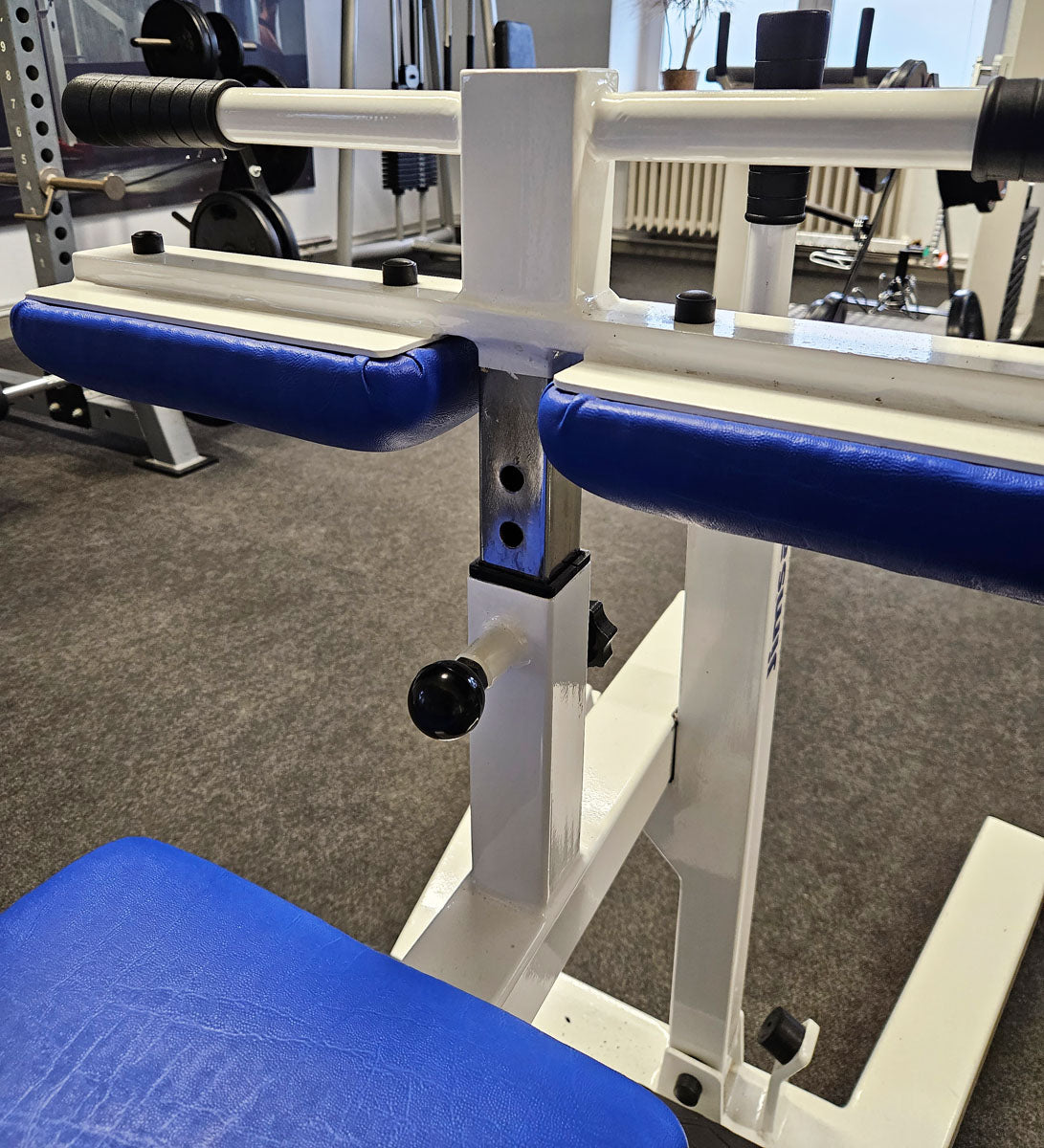 Jimsa Wadenmaschine Plate loaded 50mm, Seated Calf Raise, Rahmenfarbe Weiß, gebraucht und geprüft mit kleinen Gebrauchsspuren