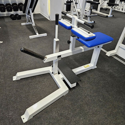 Jimsa Wadenmaschine Plate loaded 50mm, Seated Calf Raise, Rahmenfarbe Weiß, gebraucht und geprüft mit kleinen Gebrauchsspuren