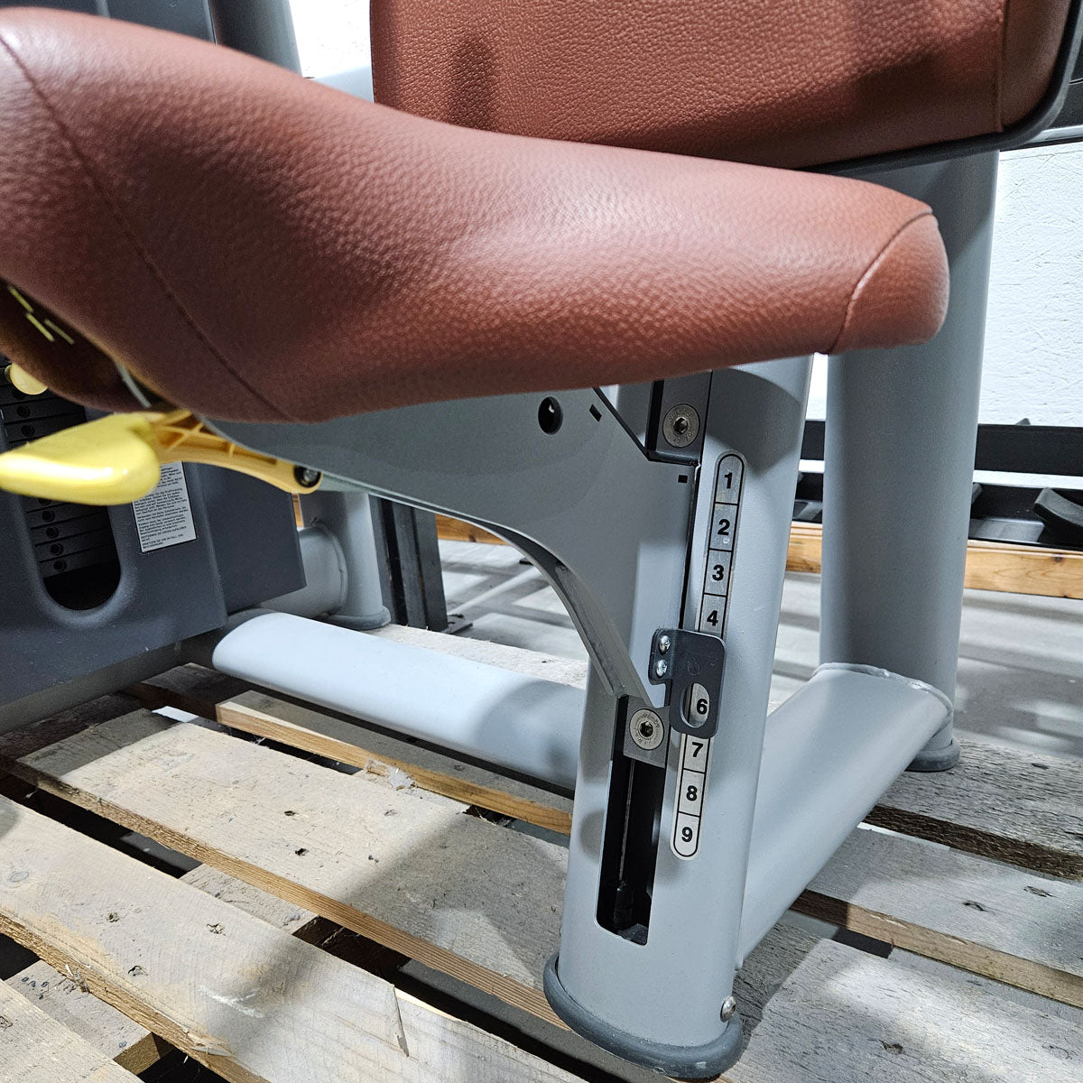 Technogym Selection Pro Seitheben, Delts Machine Kraftgerät für Schultertraining, Lateral Raise, Rahmenfarbe Silber, gebraucht - überholter Zustand
