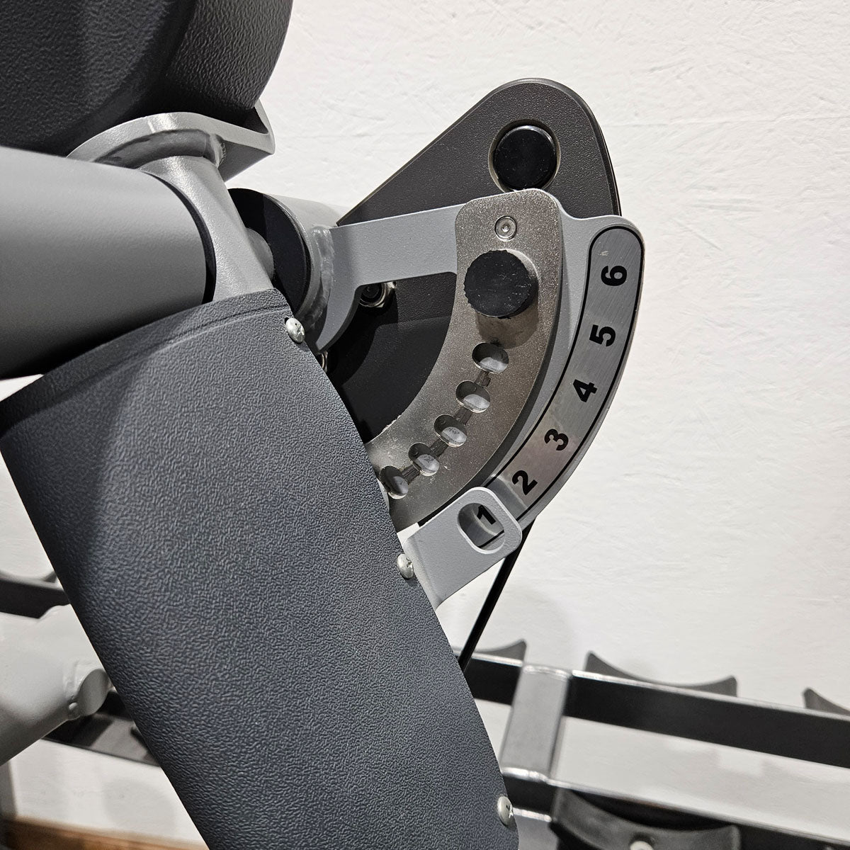 Technogym Selection Pro Seitheben, Delts Machine Kraftgerät für Schultertraining, Lateral Raise, Rahmenfarbe Silber, gebraucht - überholter Zustand