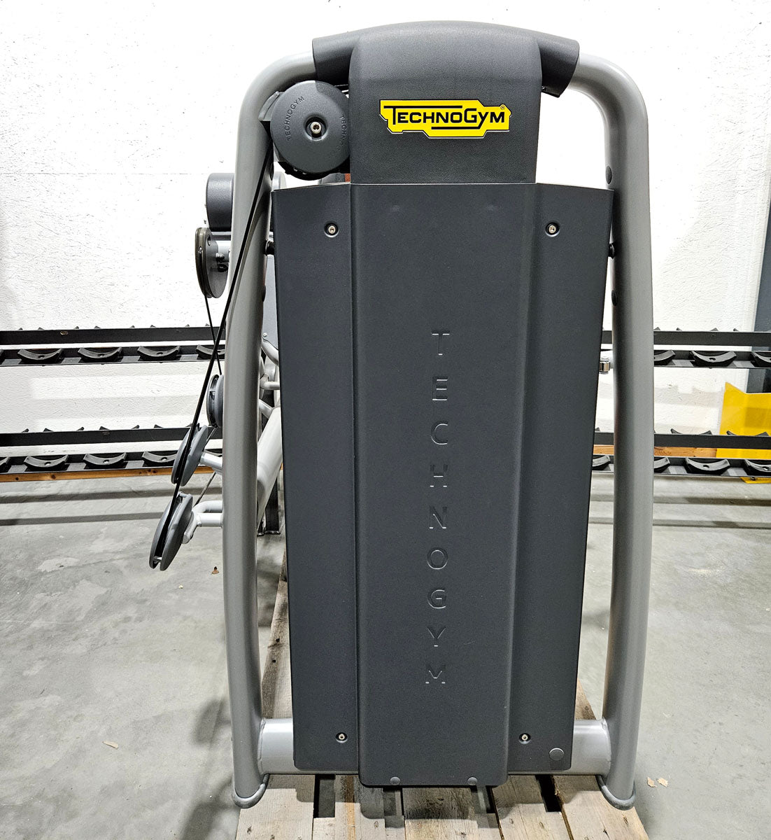 Technogym Selection Pro Seitheben, Delts Machine Kraftgerät für Schultertraining, Lateral Raise, Rahmenfarbe Silber, gebraucht - überholter Zustand