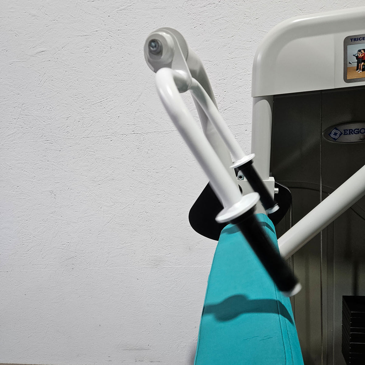 Ergo-Fit Trizepsmaschine horizontal, Triceps Extension, Armstrecker, 4000 Serie, Rahmenfarbe Weiß, gebraucht - überholter Zustand