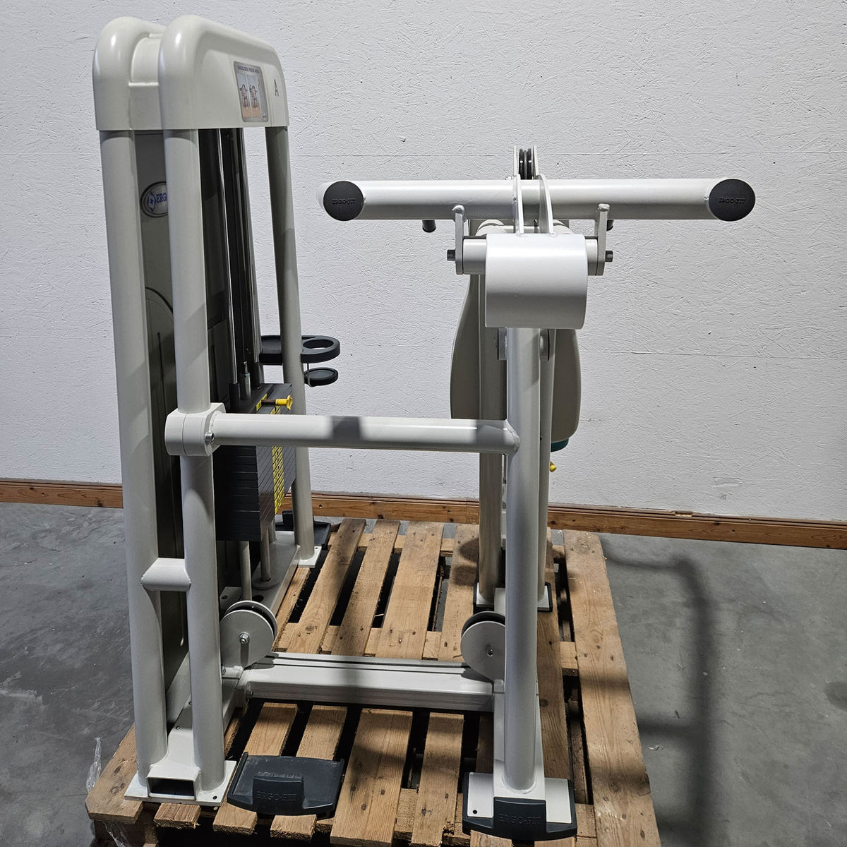 Ergo-Fit Schulterpresse, Shoulder Press, Überkopfdrücken, 4000 Serie, Rahmenfarbe Weiß, gebraucht - überholter Zustand