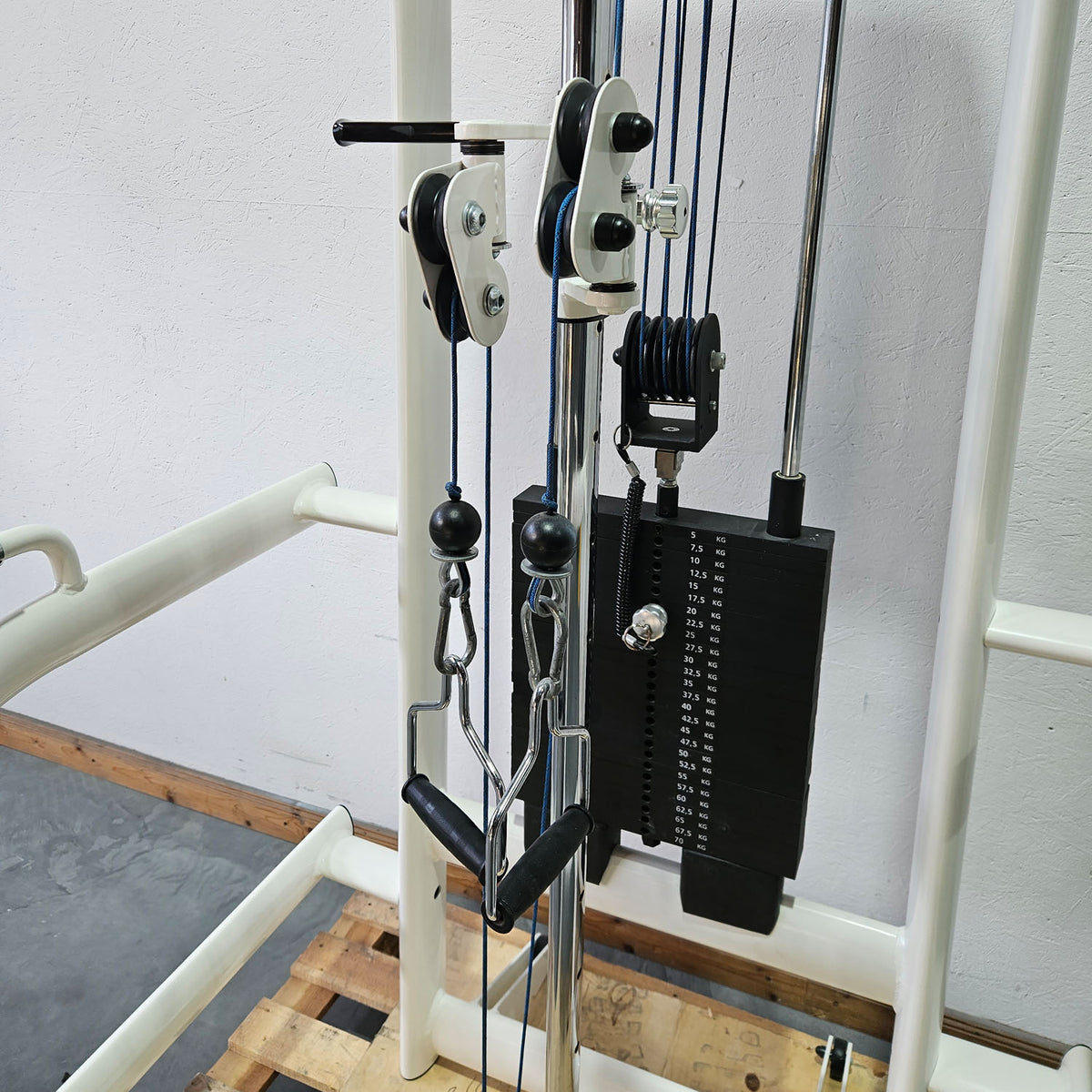 Gym80 Med80 3241 Cable Pull Explosive, height-adjustable cable pull with side handles, explosion pull, freestanding with stand, color white, used - refurbished condition