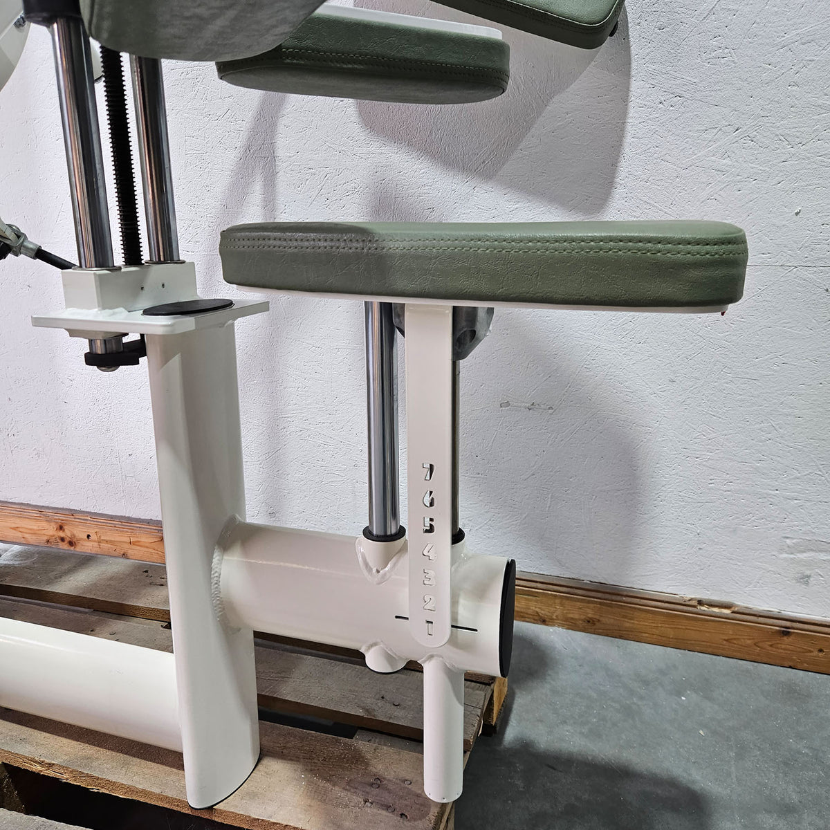 Gym80 Med80 3243 Lateralmaschine mit Trainingsarm, Lateralflexion, Latflex,  Seitneige-Maschine, Farbe Weiß, gebraucht - überholter Zustand