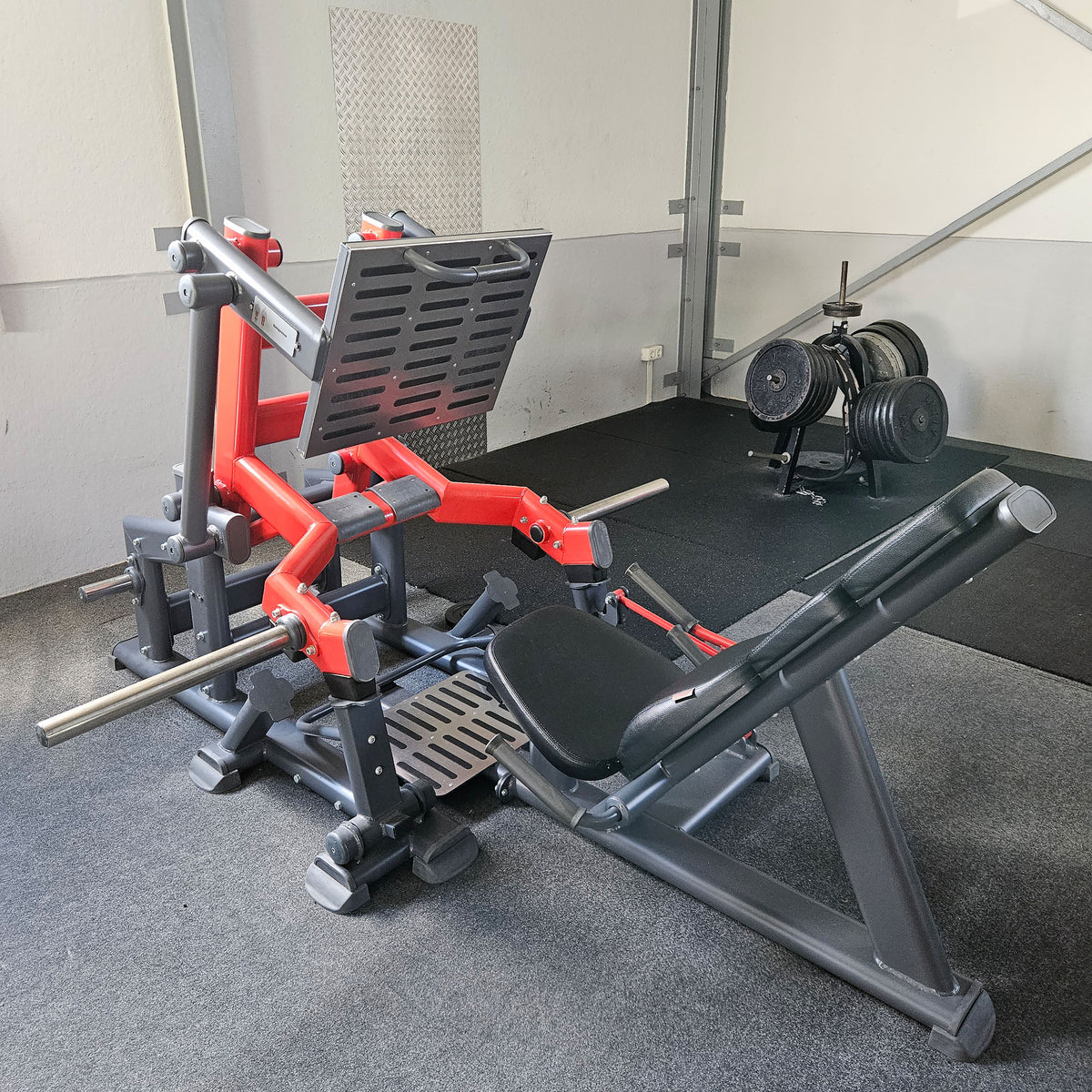 Master Sport Plate loaded Set, 10 Kraftgeräte, Farbe Schwarz und Rot, gebraucht - geprüfter Zustand