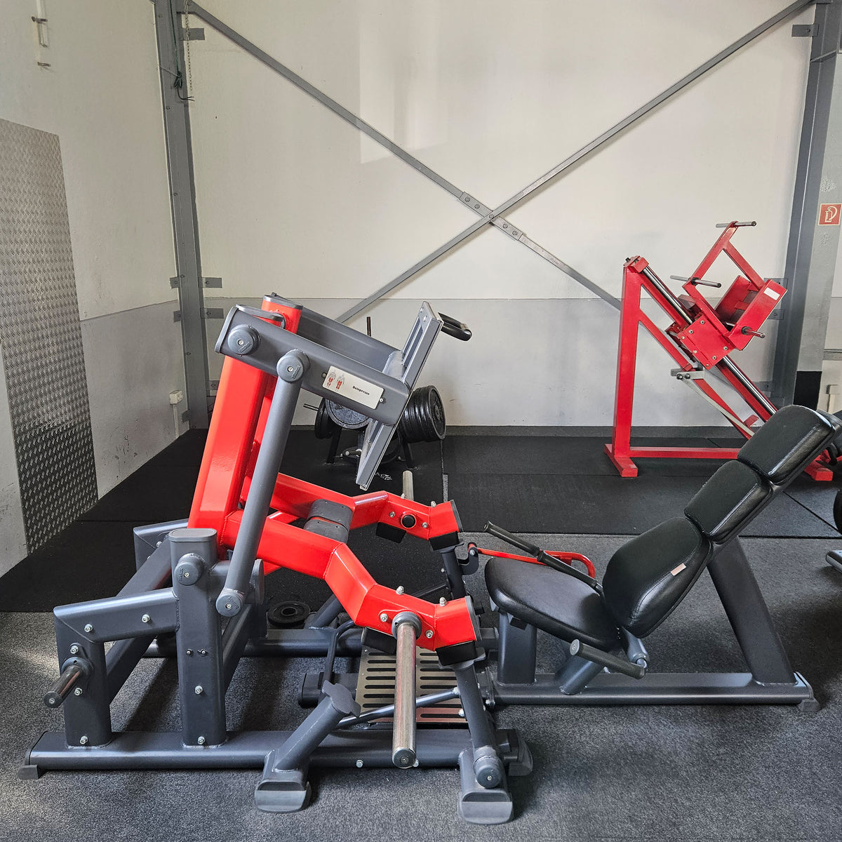 Master Sport Plate loaded Set, 10 Kraftgeräte, Farbe Schwarz und Rot, gebraucht - geprüfter Zustand