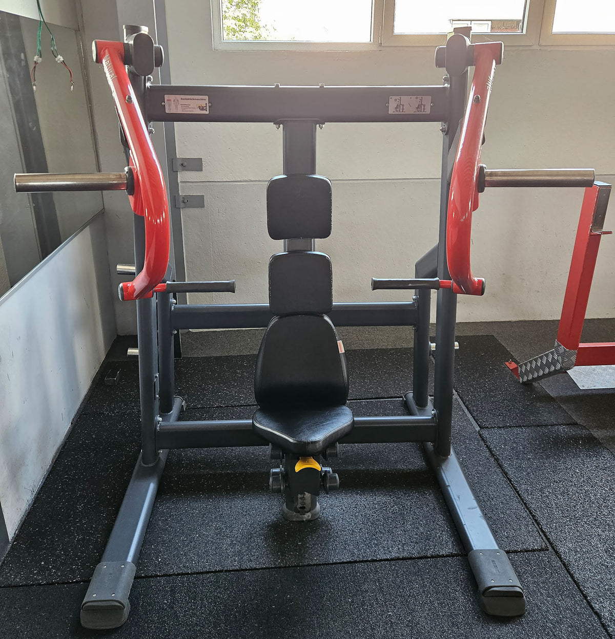 Master Sport Plate loaded Set, 10 Kraftgeräte, Farbe Schwarz und Rot, gebraucht - geprüfter Zustand