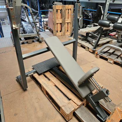 HBP Olympia Schrägdrückerbank, Olympic Incline Bench, Drückbank Schräg mit Ablagen für Bankdrücken, Rahmebfarbe Anthrazit, gebraucht mit Gebrauchsspuren