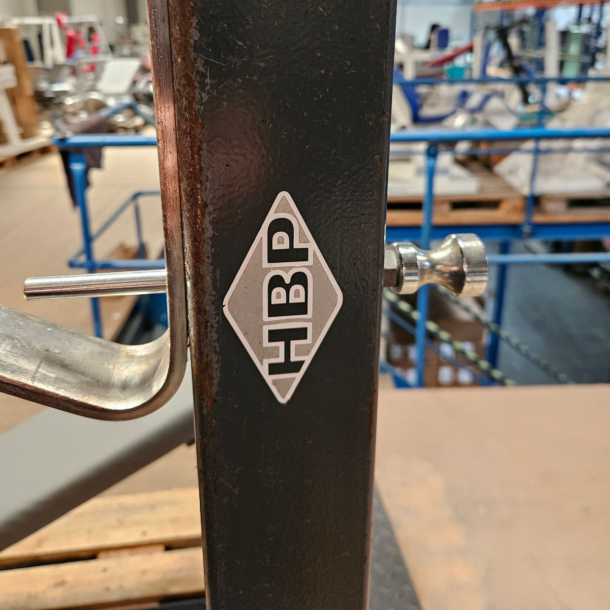 HBP Olympia Schrägdrückerbank, Olympic Incline Bench, Drückbank Schräg mit Ablagen für Bankdrücken, Rahmebfarbe Anthrazit, gebraucht mit Gebrauchsspuren