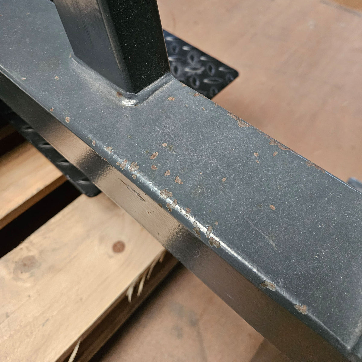 HBP Olympia Flachdrückerbank, Olympic Flat Bench, Bankdrückbank Flach mit Ablagen für Bankdrücken, Rahmebfarbe Anthrazit, gebraucht mit Gebrauchsspuren