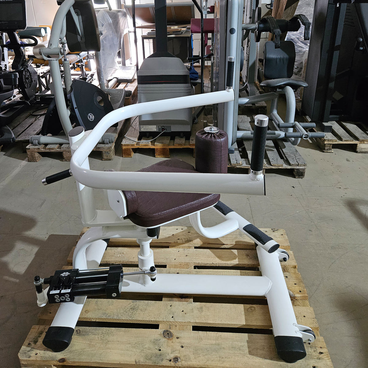 Gym80 Hydraulischer-Zirkel, Circular Serie, 7 Kraftgeräte, Farbe Weiß, Polster Braun, gebraucht - überholter Zustand
