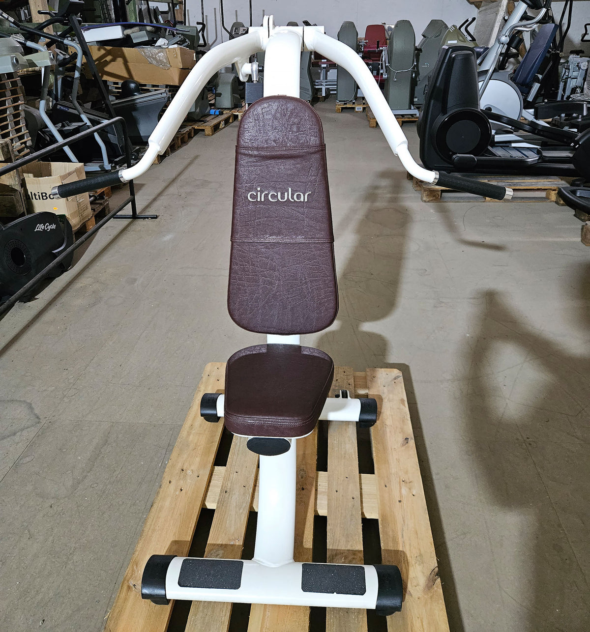 Gym80 Hydraulischer-Zirkel, Circular Serie, 7 Kraftgeräte, Farbe Weiß, Polster Braun, gebraucht - überholter Zustand