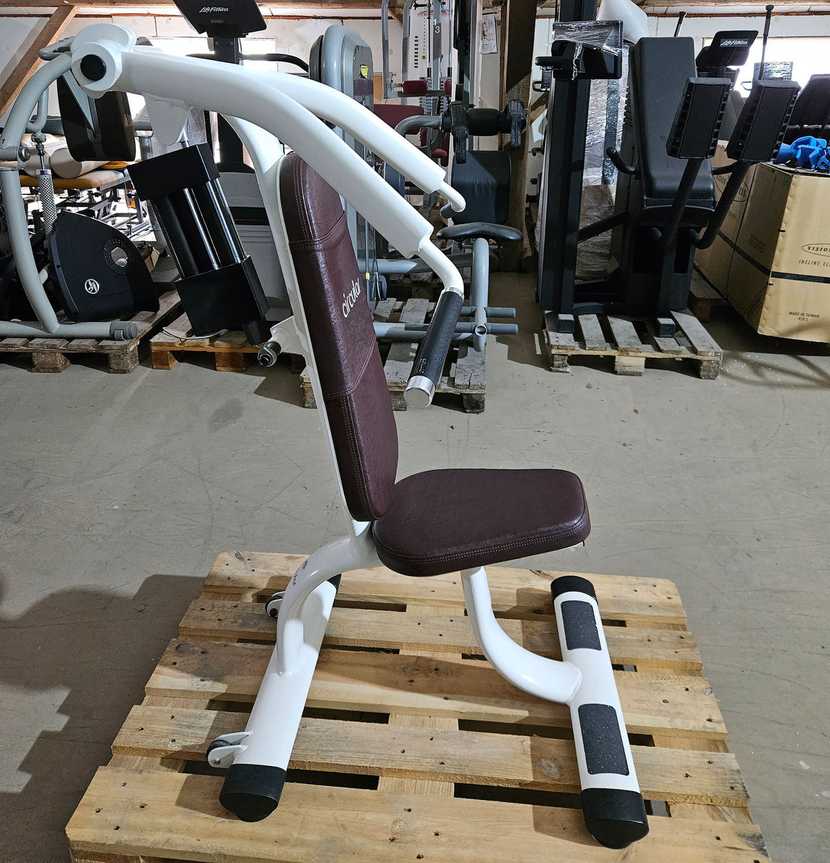 Gym80 Hydraulischer-Zirkel, Circular Serie, 7 Kraftgeräte, Farbe Weiß, Polster Braun, gebraucht - überholter Zustand