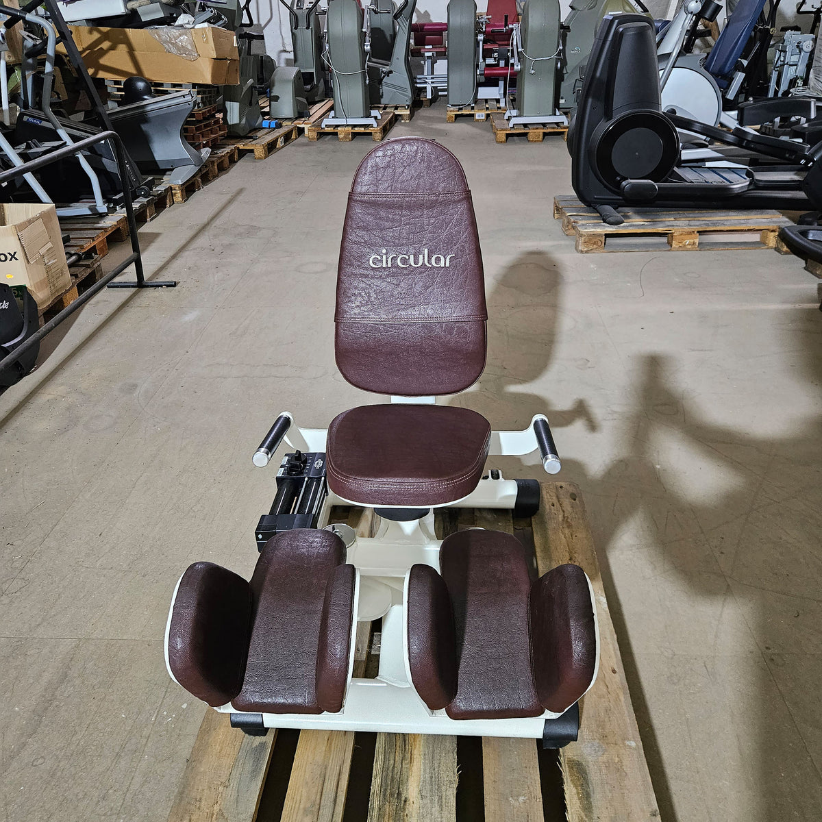Gym80 Hydraulischer-Zirkel, Circular Serie, 7 Kraftgeräte, Farbe Weiß, Polster Braun, gebraucht - überholter Zustand