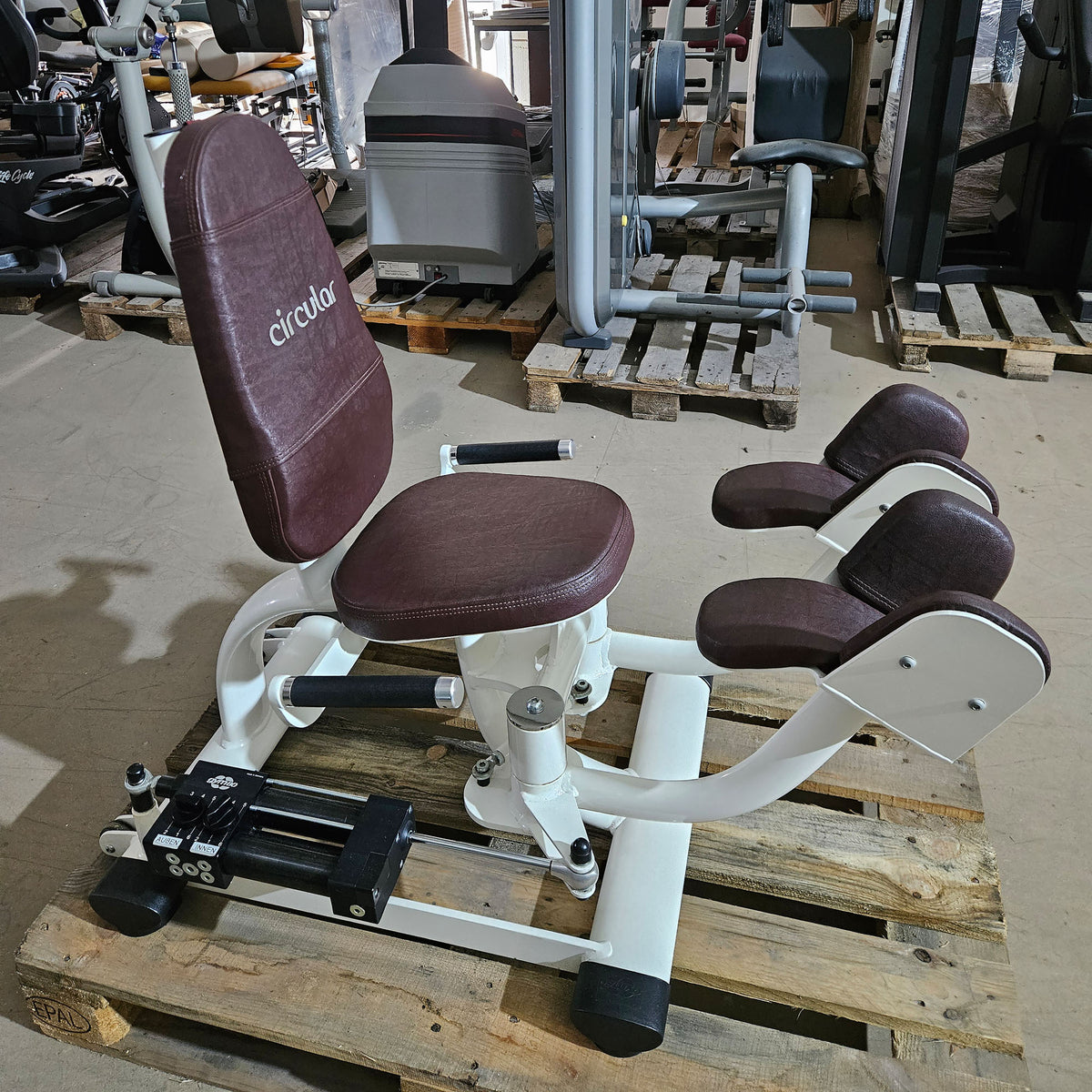 Gym80 Hydraulischer-Zirkel, Circular Serie, 7 Kraftgeräte, Farbe Weiß, Polster Braun, gebraucht - überholter Zustand