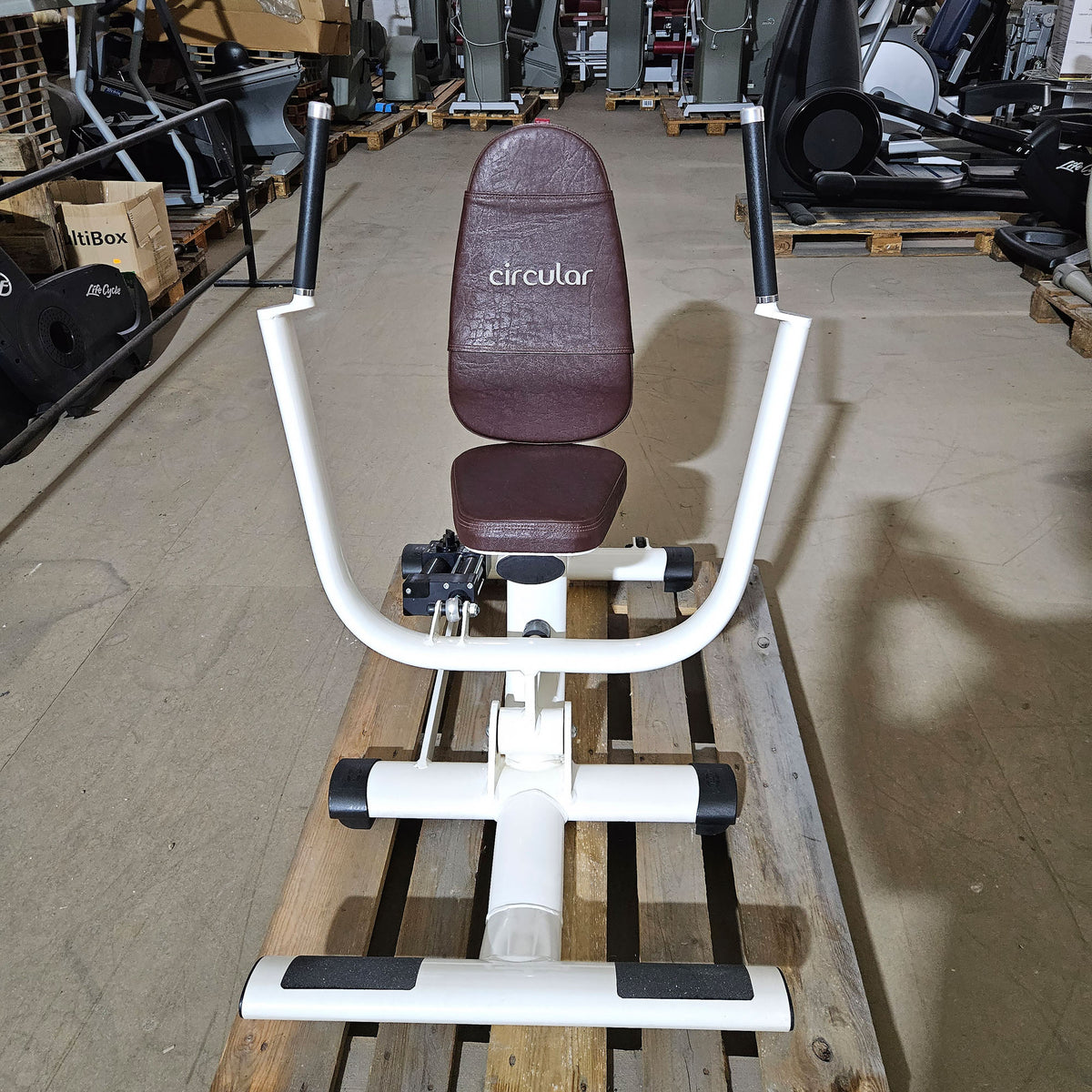 Gym80 Hydraulischer-Zirkel, Circular Serie, 7 Kraftgeräte, Farbe Weiß, Polster Braun, gebraucht - überholter Zustand
