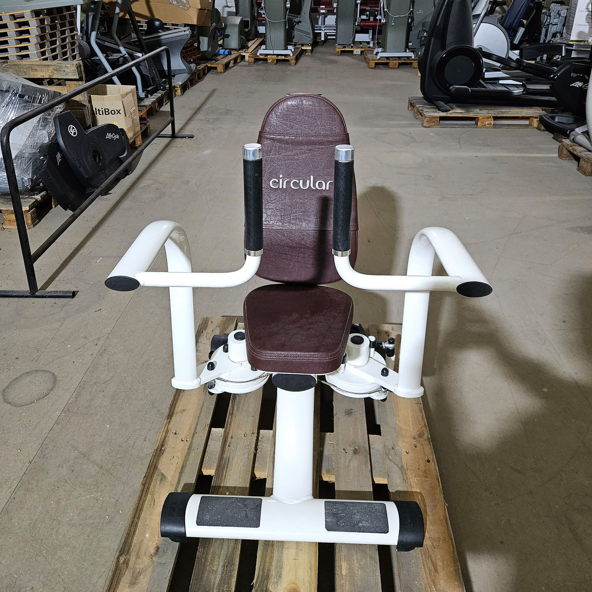 Gym80 Hydraulischer-Zirkel, Circular Serie, 7 Kraftgeräte, Farbe Weiß, Polster Braun, gebraucht - überholter Zustand
