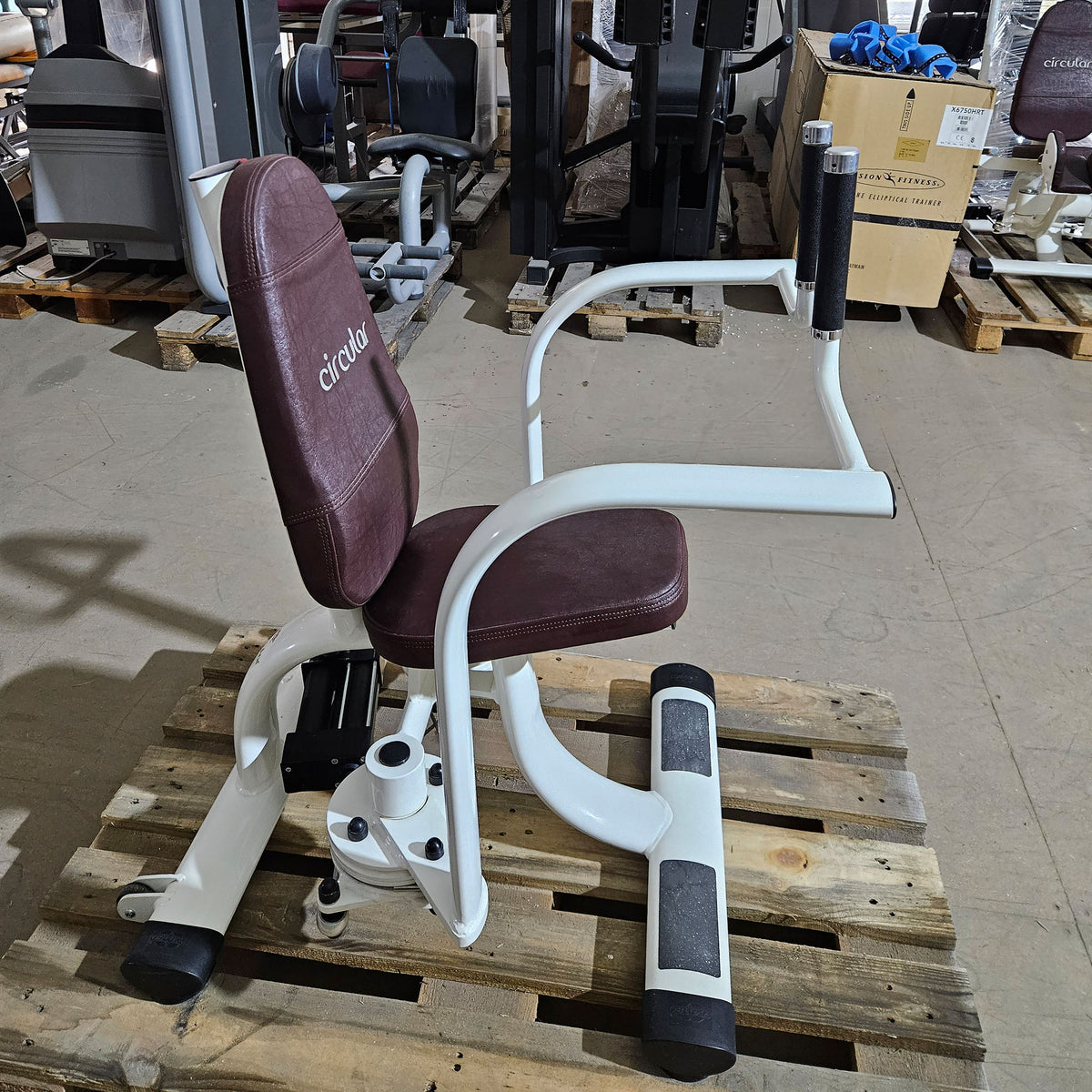 Gym80 Hydraulischer-Zirkel, Circular Serie, 7 Kraftgeräte, Farbe Weiß, Polster Braun, gebraucht - überholter Zustand