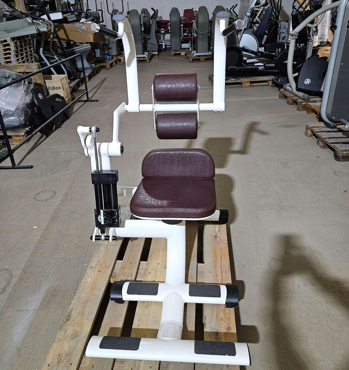 Gym80 Hydraulischer-Zirkel, Circular Serie, 7 Kraftgeräte, Farbe Weiß, Polster Braun, gebraucht - überholter Zustand