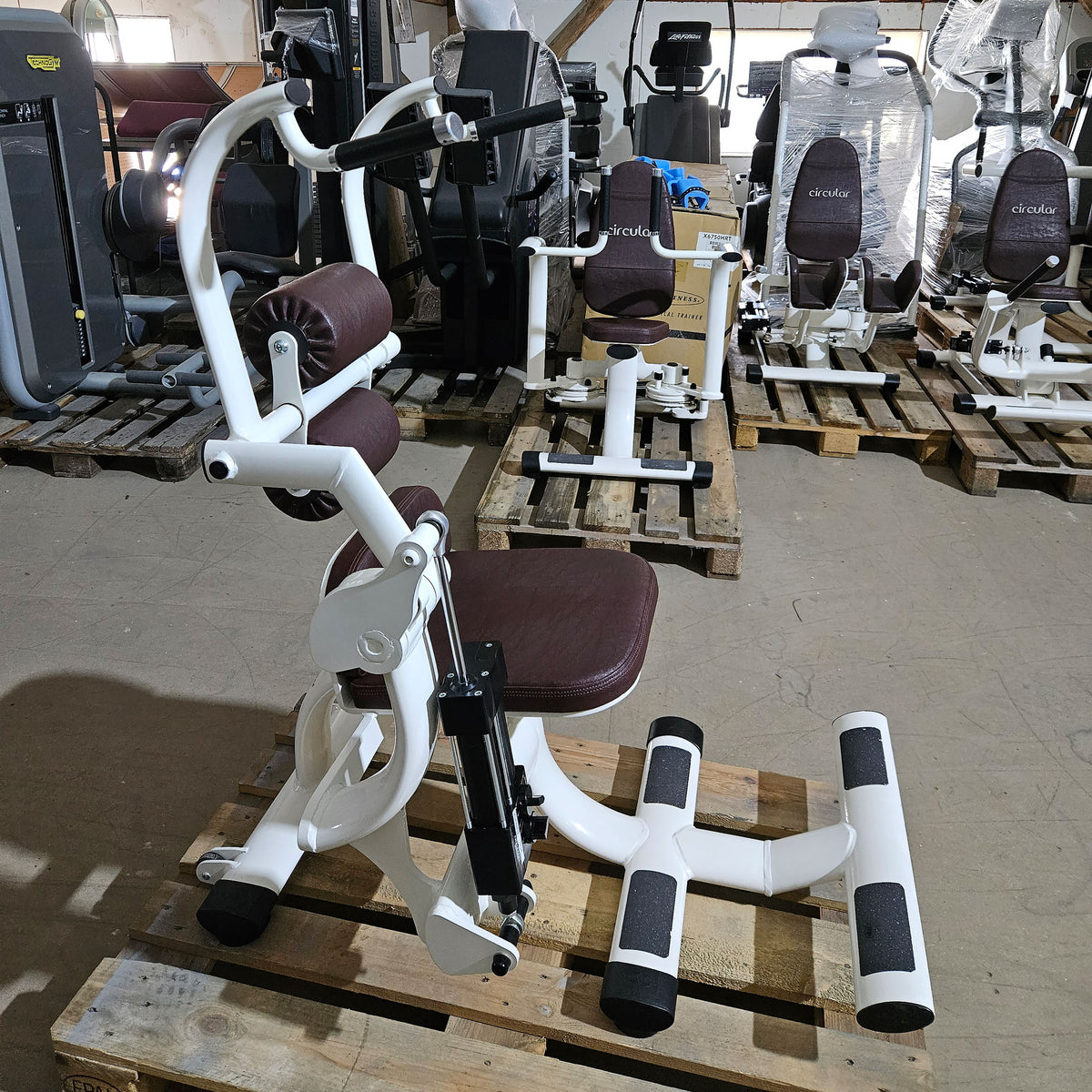 Gym80 Hydraulischer-Zirkel, Circular Serie, 7 Kraftgeräte, Farbe Weiß, Polster Braun, gebraucht - überholter Zustand