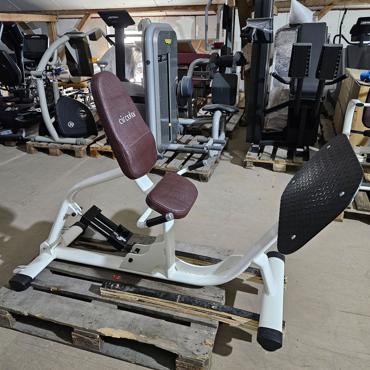 Gym80 Hydraulischer-Zirkel, Circular Serie, 7 Kraftgeräte, Farbe Weiß, Polster Braun, gebraucht - überholter Zustand