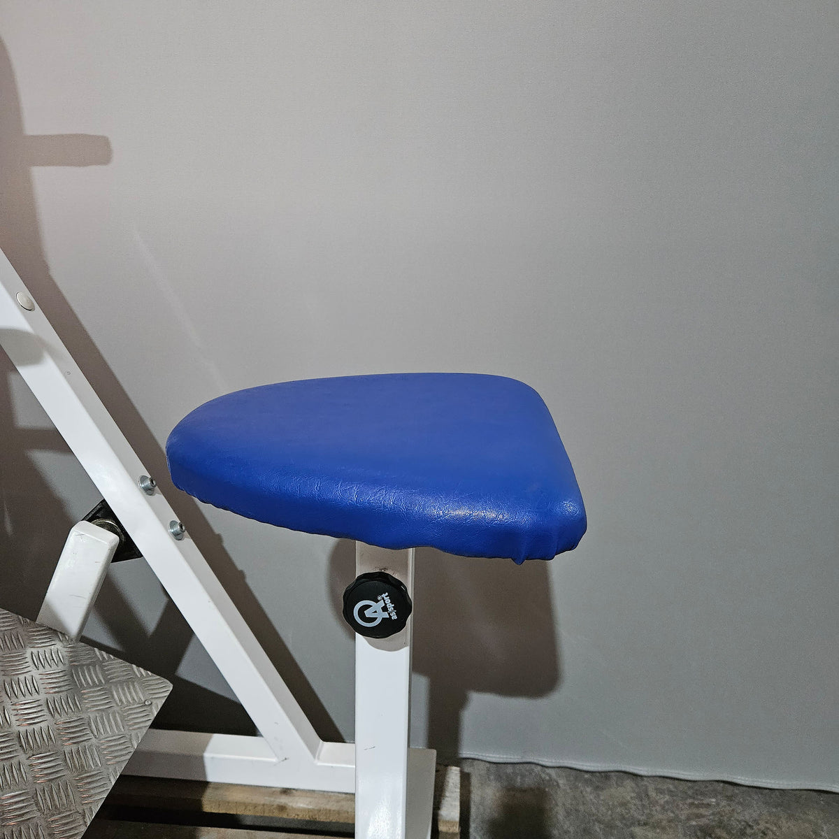 Proxomed Wadenmaschine sitzend durch Plantarflexion bzw Fuß Beugung, Farbe Weiß, gebraucht - geprüfter Zustand mit Gebrauchsspuren