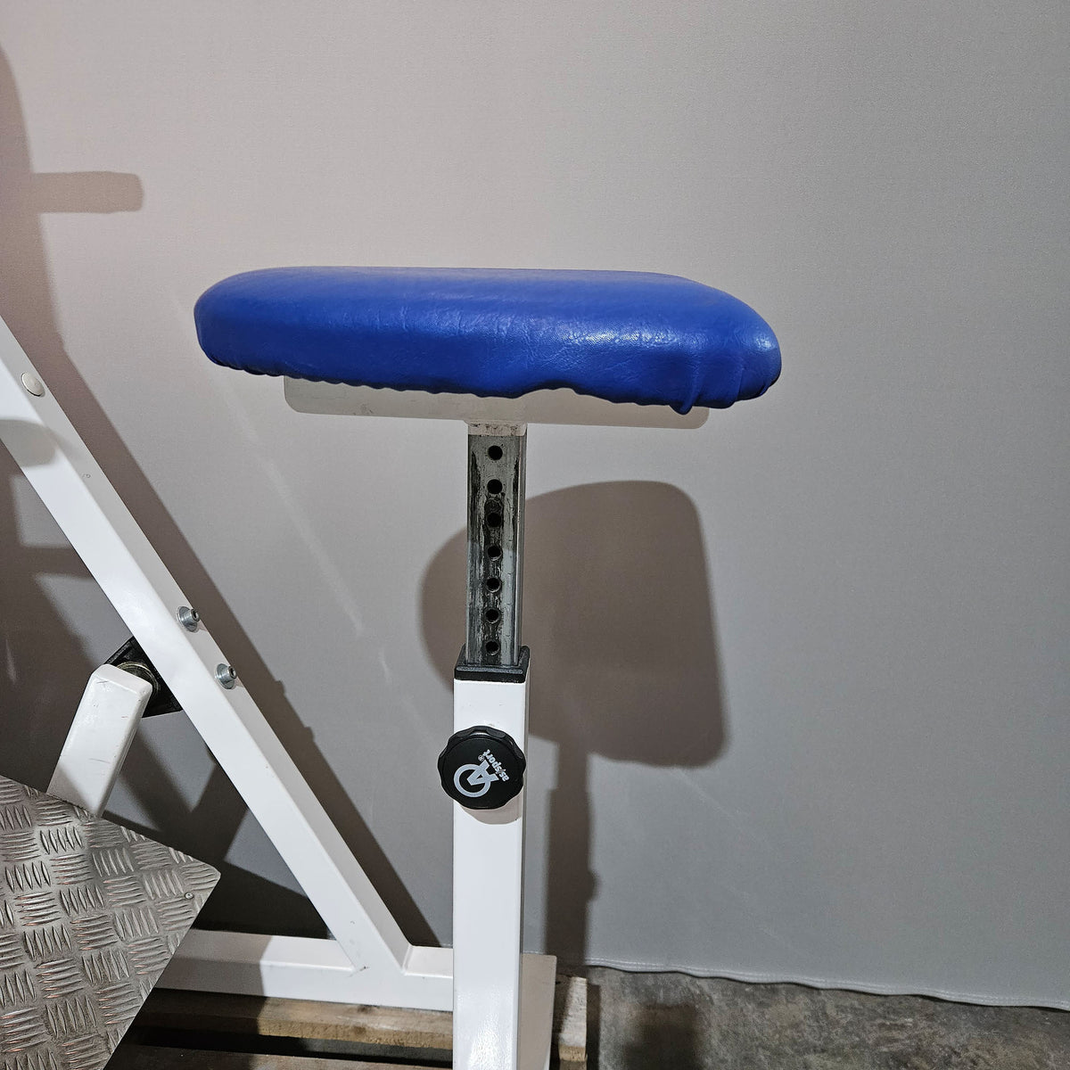 Proxomed Wadenmaschine sitzend durch Plantarflexion bzw Fuß Beugung, Farbe Weiß, gebraucht - geprüfter Zustand mit Gebrauchsspuren