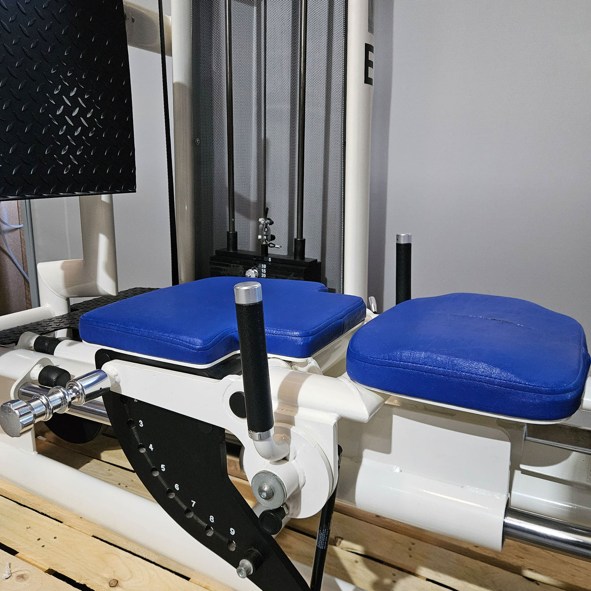 Gym80 Med80 3283 Seated - Supine Leg Press, 180kg weight stack, adjustable leg press, color white, used - refurbished condition