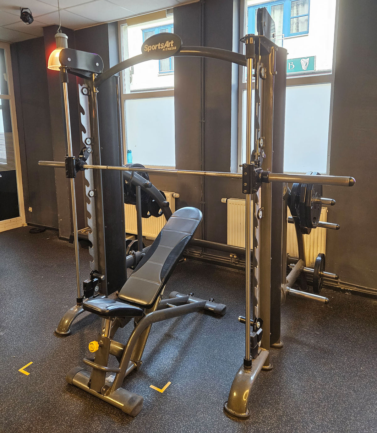 SportsArt komplette Fitnessstudio Ausstattung - 75 Fitnessgeräte im Set - Kraftgeräte, Cardiogeräte, Bänke, Racks etc - Rahmen Anthrazit, gebraucht - überholter Zustand