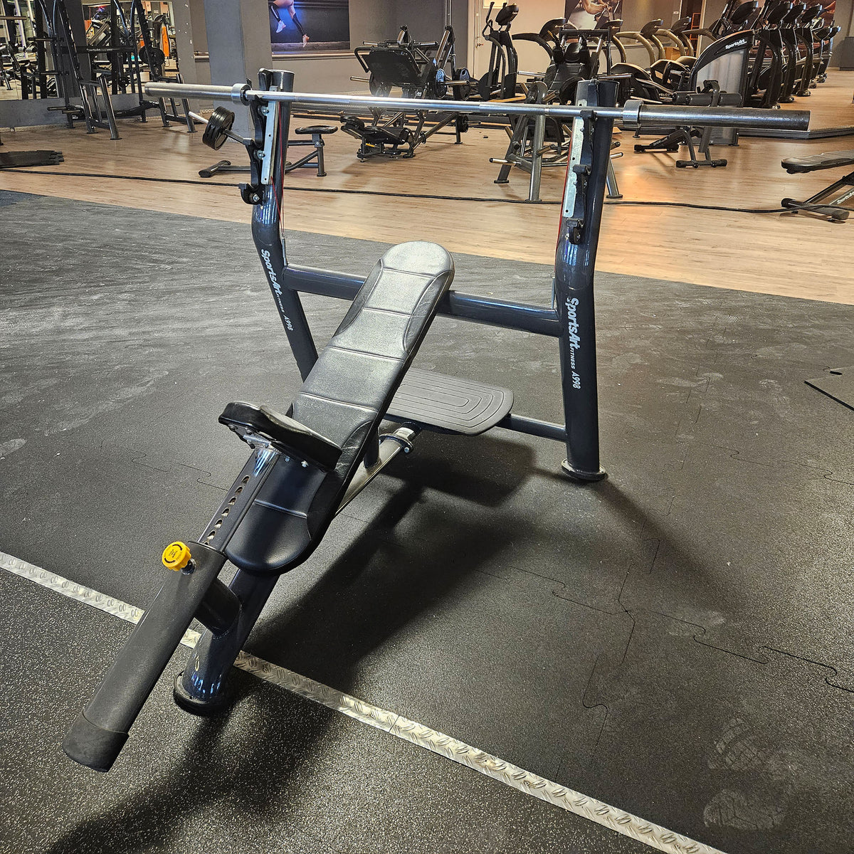 SportsArt komplette Fitnessstudio Ausstattung - 75 Fitnessgeräte im Set - Kraftgeräte, Cardiogeräte, Bänke, Racks etc - Rahmen Anthrazit, gebraucht - überholter Zustand