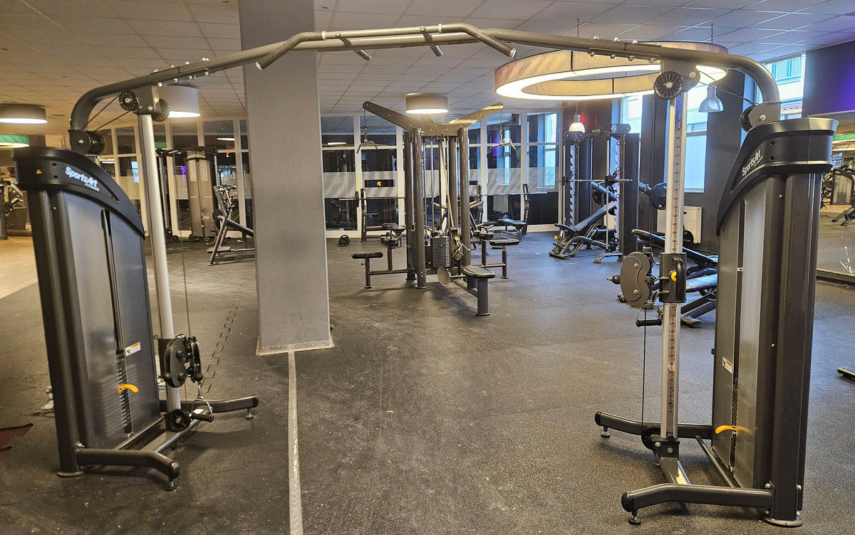 SportsArt komplette Fitnessstudio Ausstattung - 75 Fitnessgeräte im Set - Kraftgeräte, Cardiogeräte, Bänke, Racks etc - Rahmen Anthrazit, gebraucht - überholter Zustand