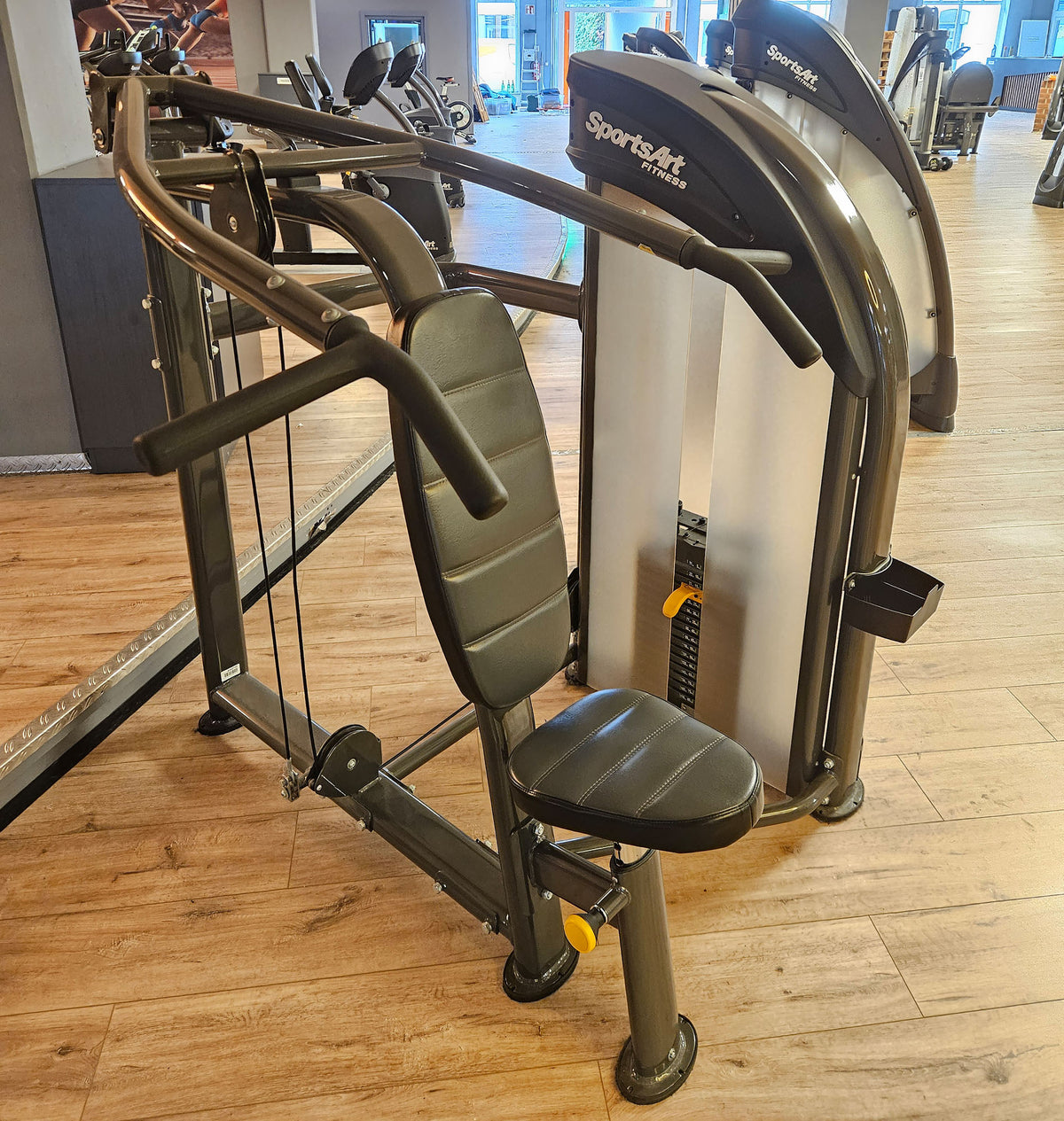 SportsArt komplette Fitnessstudio Ausstattung - 75 Fitnessgeräte im Set - Kraftgeräte, Cardiogeräte, Bänke, Racks etc - Rahmen Anthrazit, gebraucht - überholter Zustand