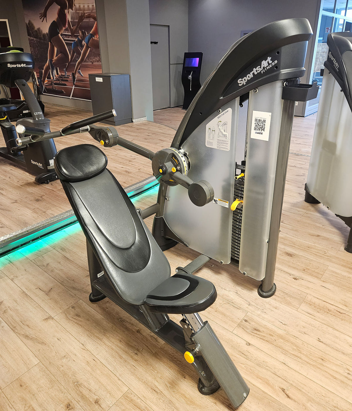 SportsArt komplette Fitnessstudio Ausstattung - 75 Fitnessgeräte im Set - Kraftgeräte, Cardiogeräte, Bänke, Racks etc - Rahmen Anthrazit, gebraucht - überholter Zustand