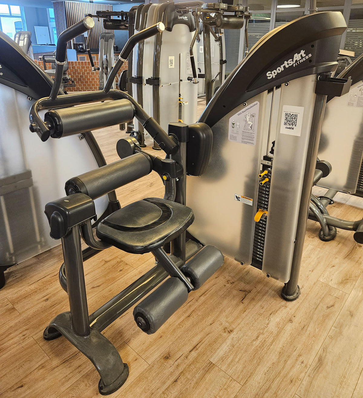 SportsArt komplette Fitnessstudio Ausstattung - 75 Fitnessgeräte im Set - Kraftgeräte, Cardiogeräte, Bänke, Racks etc - Rahmen Anthrazit, gebraucht - überholter Zustand