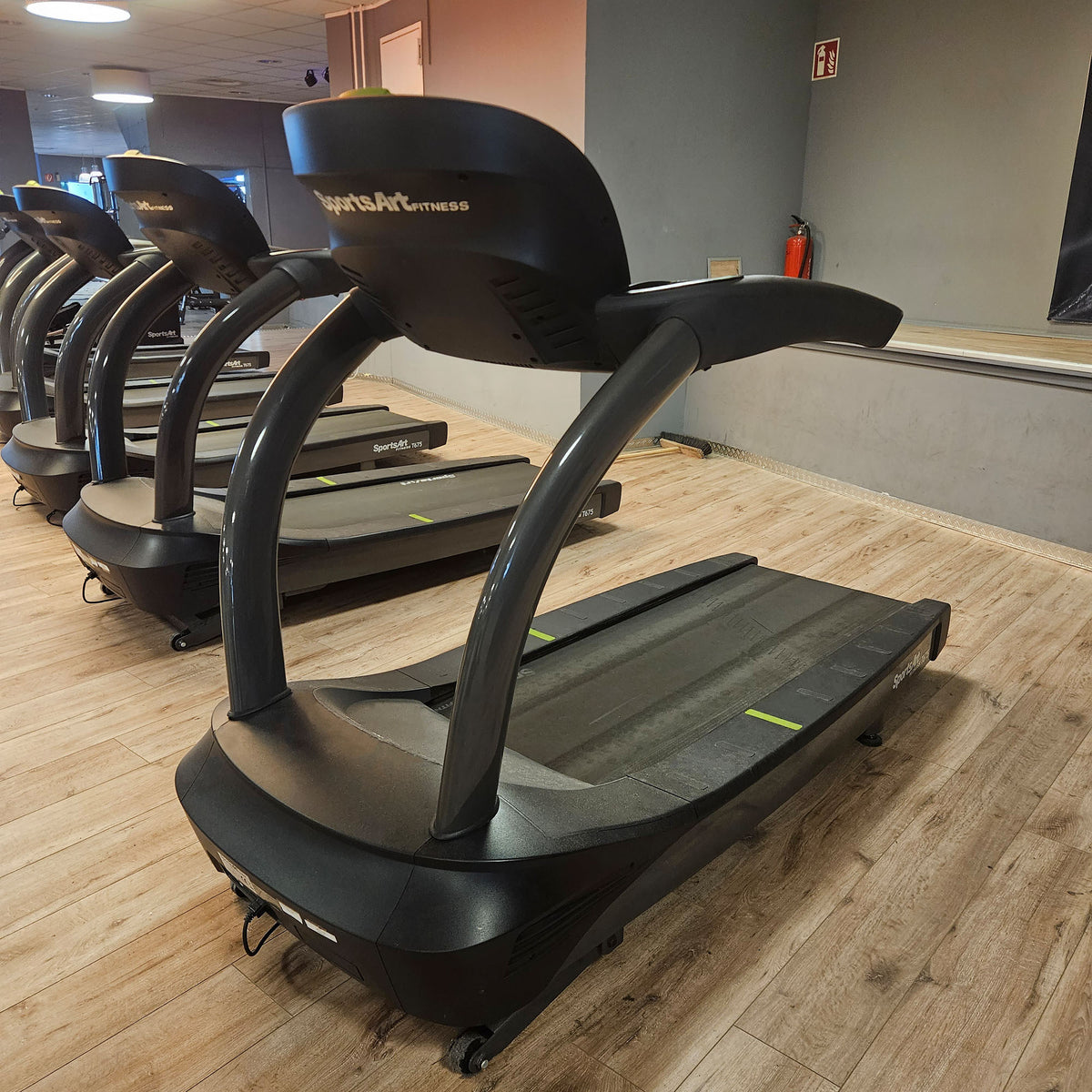SportsArt komplette Fitnessstudio Ausstattung - 75 Fitnessgeräte im Set - Kraftgeräte, Cardiogeräte, Bänke, Racks etc - Rahmen Anthrazit, gebraucht - überholter Zustand