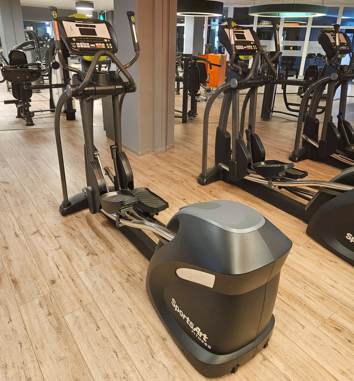 SportsArt komplette Fitnessstudio Ausstattung - 75 Fitnessgeräte im Set - Kraftgeräte, Cardiogeräte, Bänke, Racks etc - Rahmen Anthrazit, gebraucht - überholter Zustand