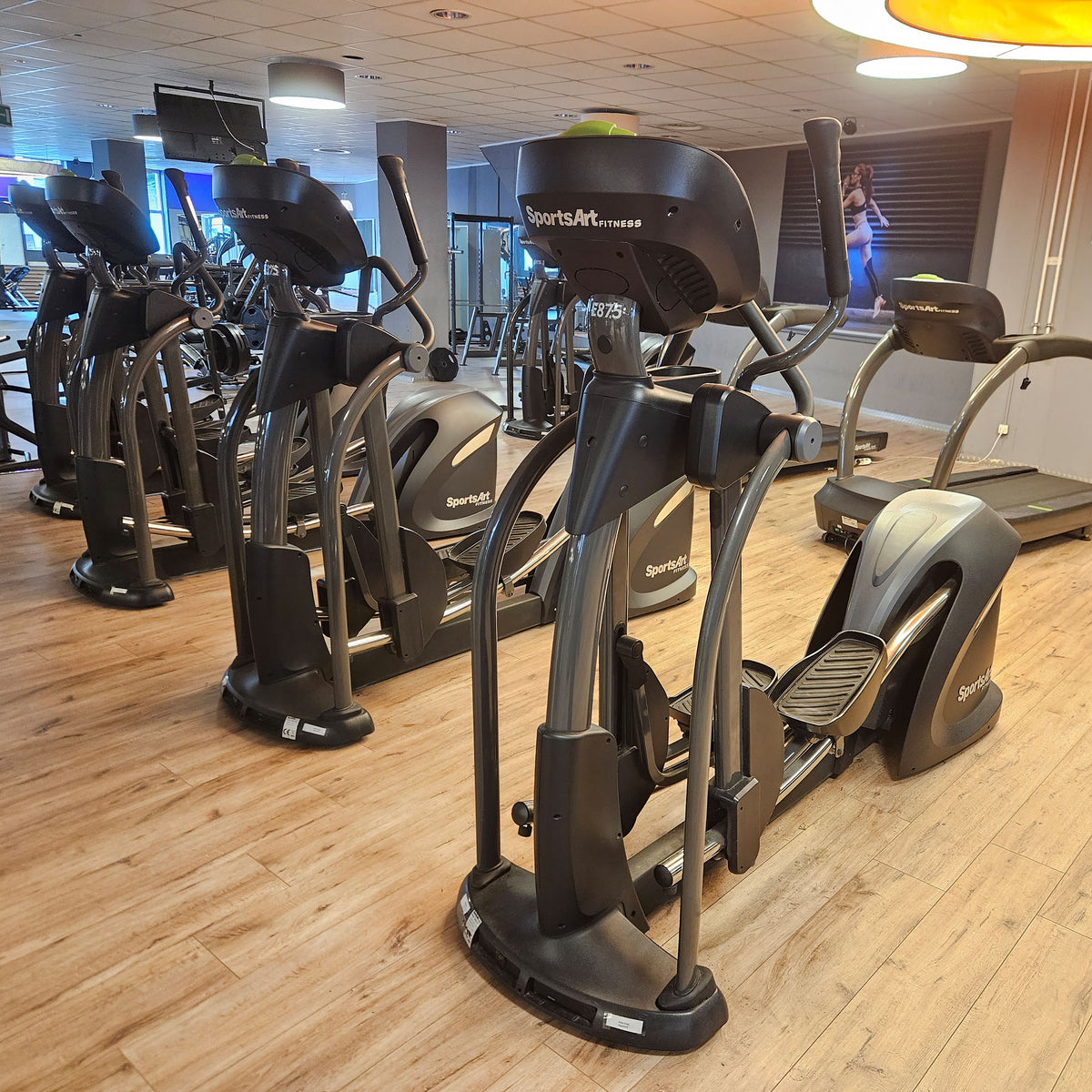 SportsArt komplette Fitnessstudio Ausstattung - 75 Fitnessgeräte im Set - Kraftgeräte, Cardiogeräte, Bänke, Racks etc - Rahmen Anthrazit, gebraucht - überholter Zustand