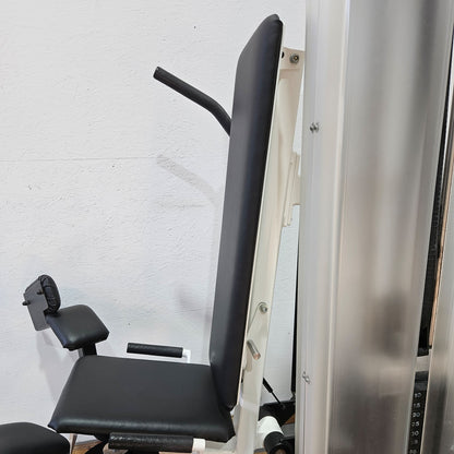 Gym80 Adduktorenmaschine, Hip Adductor, sitzend, Oldschool Bodybuilding Kraftgerät - Edition Line mit Verkleidung, Rahmen Weiß, gebraucht - geprüfter Zustand