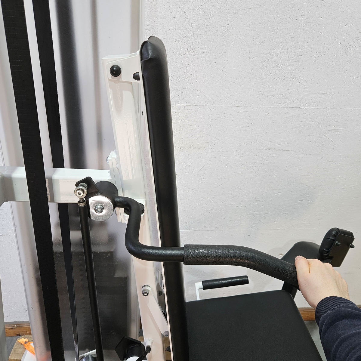 Gym80 Adduktorenmaschine, Hip Adductor, sitzend, Oldschool Bodybuilding Kraftgerät - Edition Line mit Verkleidung, Rahmen Weiß, gebraucht - geprüfter Zustand