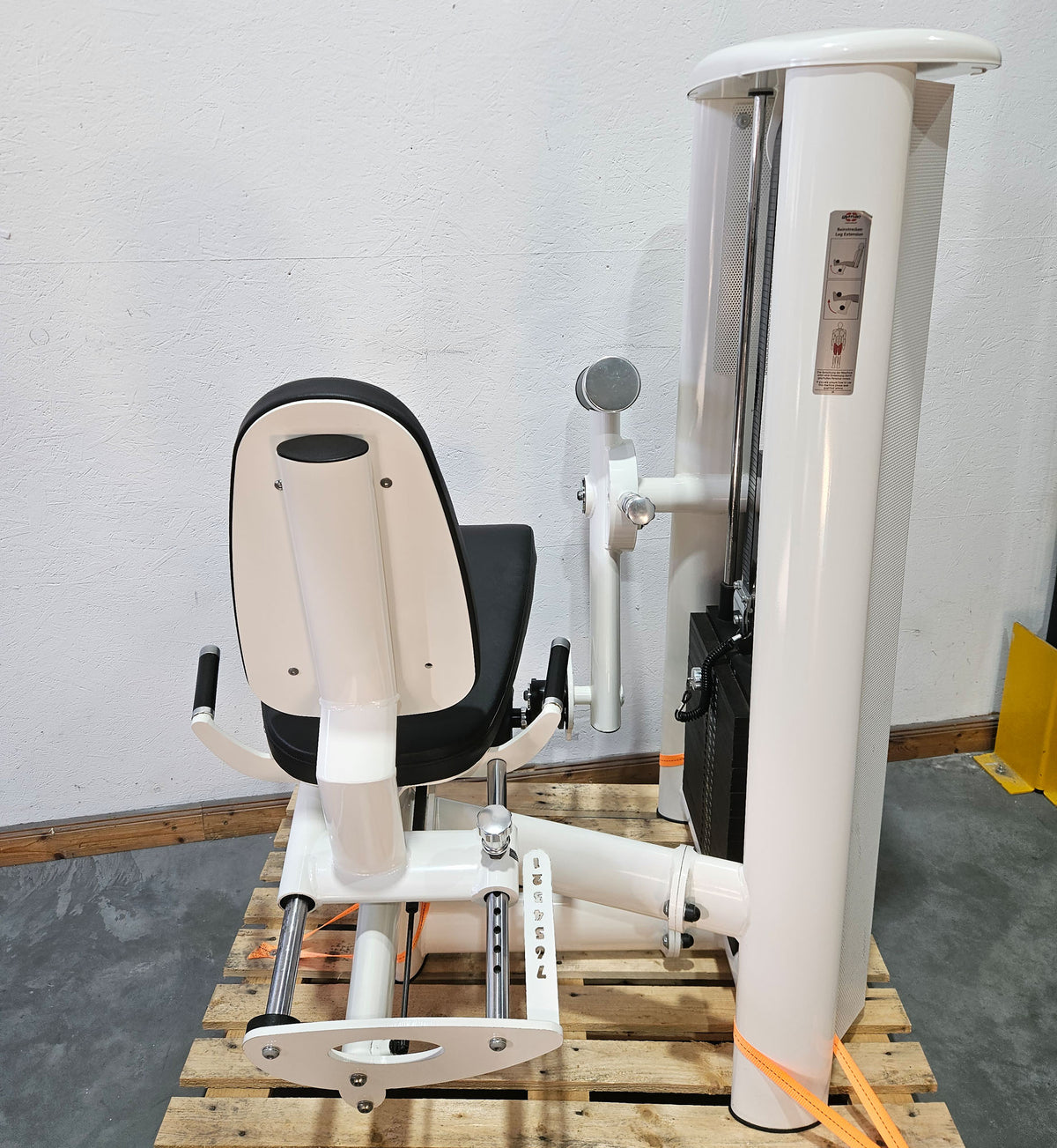 Gym80 Sygnum Seated Leg Extension 3001, Strength Training Machine, Frame Color White, Used - Refurbished Condition