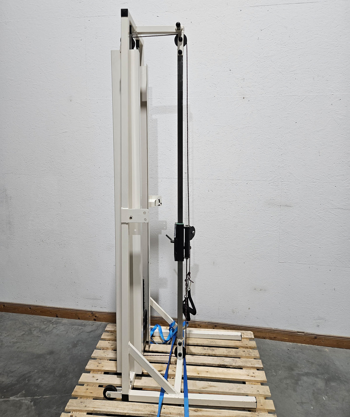 Kabelzug höhenverstellbar, zwei Auszüge, Seilzug, Zugapparat, Hersteller unbekannt, Rahmenfarbe Weiß, Oldschool Bodybuilding, gebraucht - mit Gebrauchsspuren