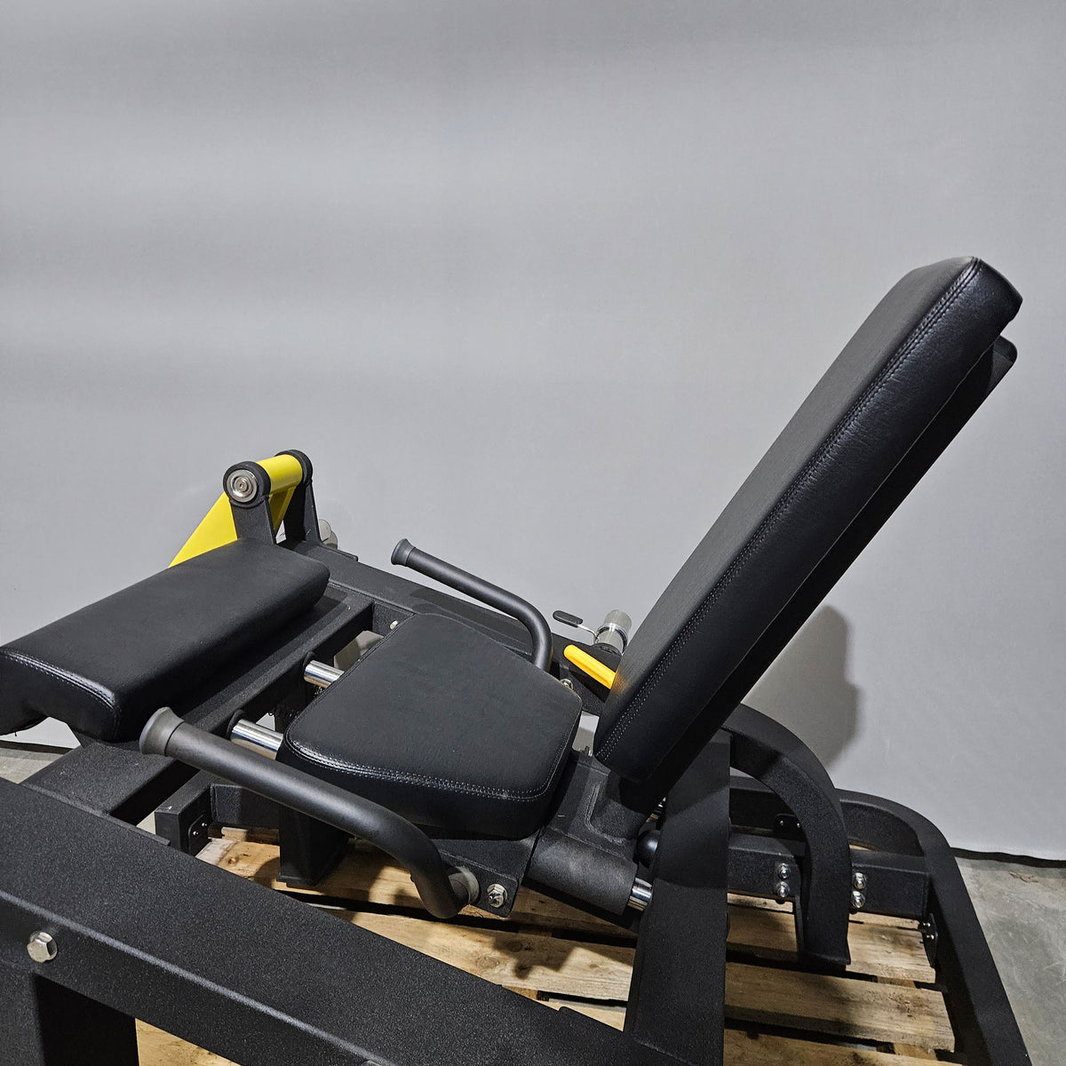 DankSport Leg Extension seated, plate loaded, color black, used - refurbished condition