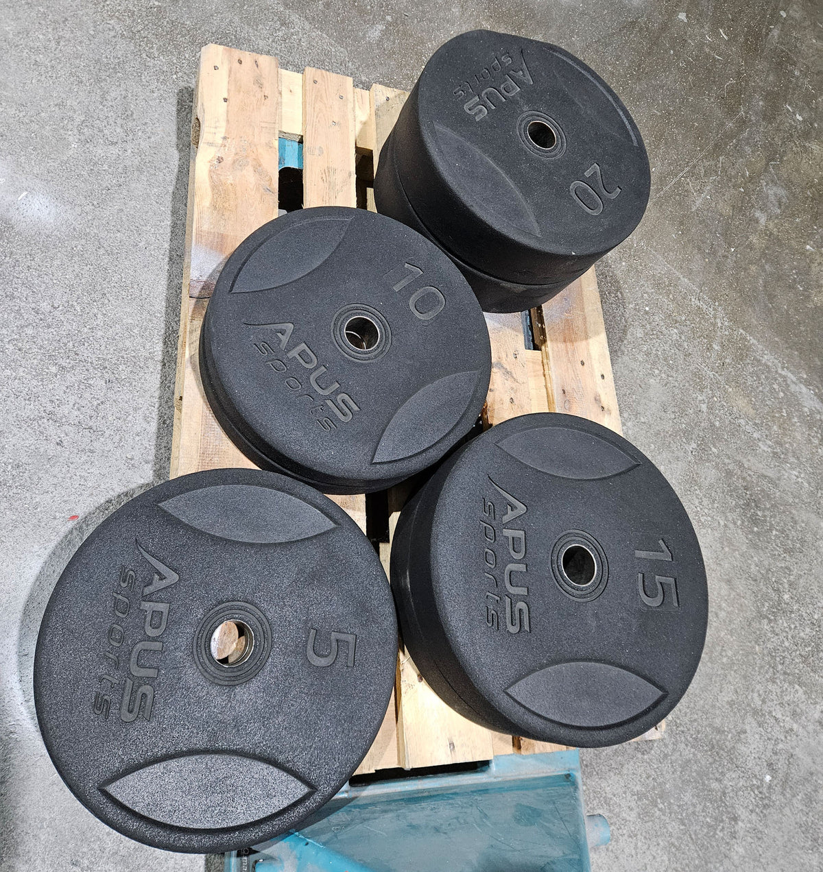 Set 100kg Bumper Plates von Apus Sports - 2x 20kg, 2x 15kg, 2x 10kg und 2x 5kg, Hantelscheiben 50mm Durchmesser aus Granulat gepresst in Schwarz, gebraucht - mit Gebrauchsspuren